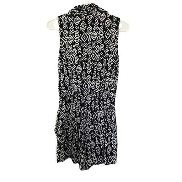 Forever 21 Black White Design Shorts Romper
• Used • Size: Small - Picture 4 of 8